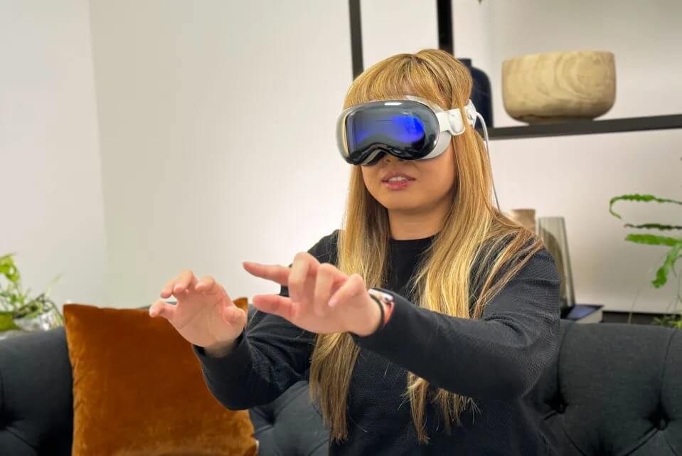 Как надеть Apple Vision Pro. Это стандартный ремешок, который устанавливается на Apple Vision Pro с завода. Изображение: theverge.com. Фото.