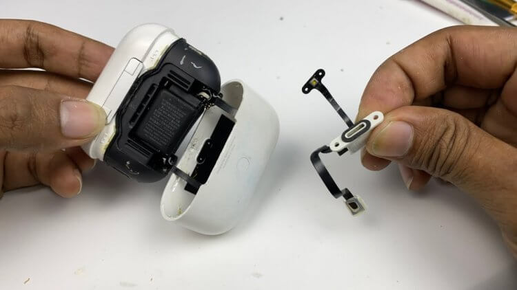 Ремонт наушников AirPods. Некоторые элементы кейса AirPods подлежат ремонту. А вот про сами наушники этого сказать нельзя. Изображение: youtube.com. Ремонт наушников AirPods. Некоторые элементы кейса AirPods подлежат ремонту. А вот про сами наушники этого сказать нельзя. Изображение: youtube.com. Фото.