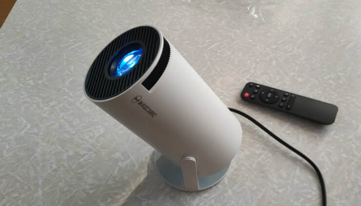 Проектор с 4К и Android TV. Такой проектор удобнее подстраивать без лишних предметов. Проектор с 4К и Android TV. Такой проектор удобнее подстраивать без лишних предметов. Фото.