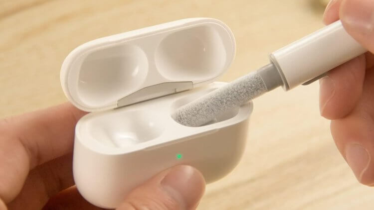 Как очистить кейс AirPods. С помощью набора для чистки AirPods можно привести кейс в порядок. Изображение: edition.cnn.com. Как очистить кейс AirPods. С помощью набора для чистки AirPods можно привести кейс в порядок. Изображение: edition.cnn.com. Фото.