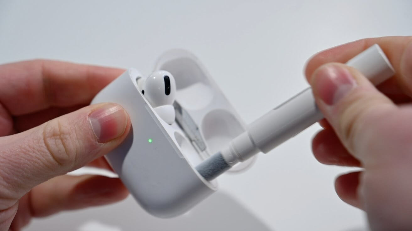 Как очистить кейс AirPods. Как следует очистите кейс от мусора. Изображение: appleinsider.com. Фото.