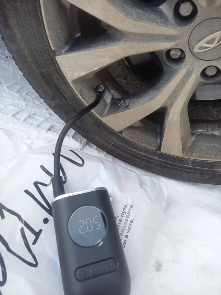 Компрессор на аккумуляторе. Компрессор компактный и удобный в использовании. Компрессор на аккумуляторе. Компрессор компактный и удобный в использовании. Фото.