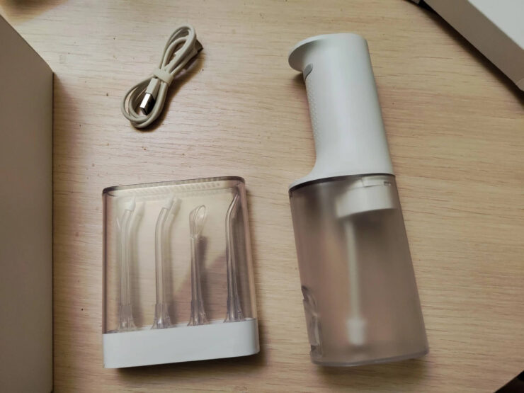 Ирригатор для зубов. В комплекте с ирригатором идет большое количество разных насадок. Ирригатор для зубов. В комплекте с ирригатором идет большое количество разных насадок. Фото.