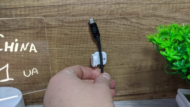 Держатель для провода. Держатель можно разместить в любом удобном для вас месте. Держатель для провода. Держатель можно разместить в любом удобном для вас месте. Фото.