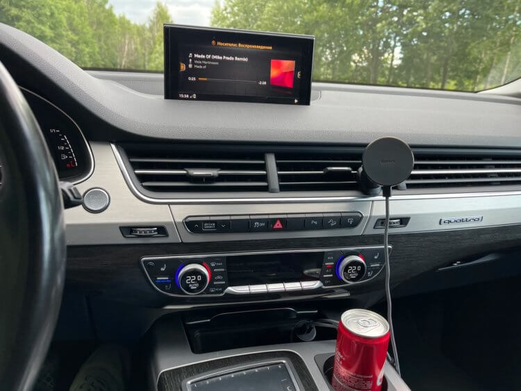 Магнитный держатель для смартфона в автомобиль. Держатель смотрится очень минималистично. Фото.