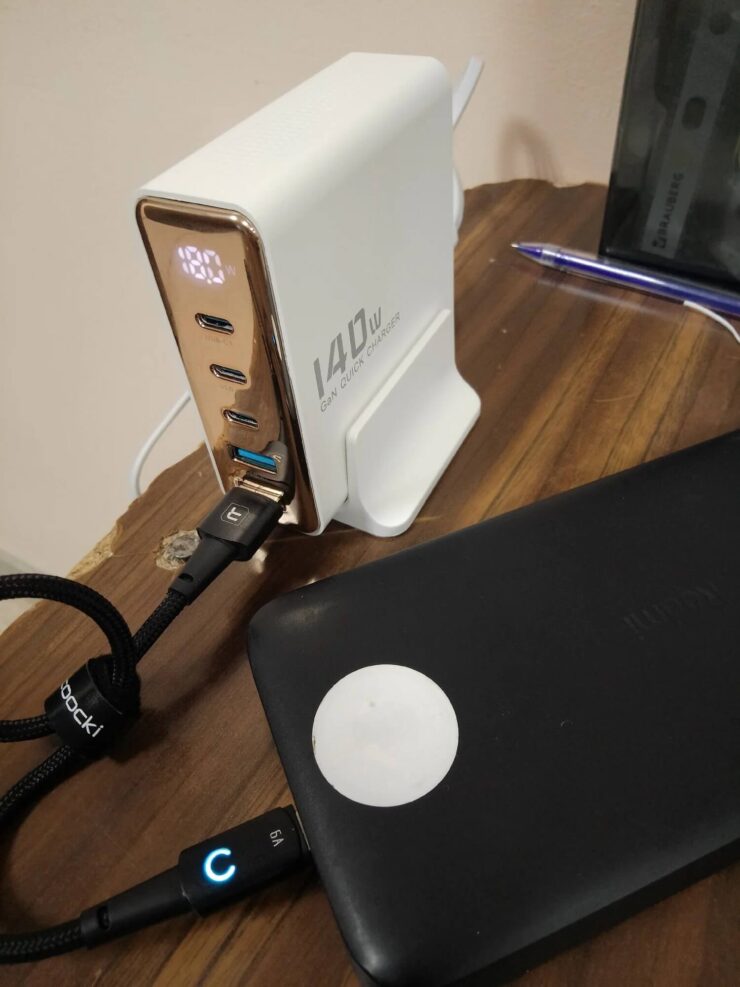 Настольная зарядка для телефона. С такой зарядкой вам больше не придется лазить под стол к розеткам. Настольная зарядка для телефона. С такой зарядкой вам больше не придется лазить под стол к розеткам. Фото.