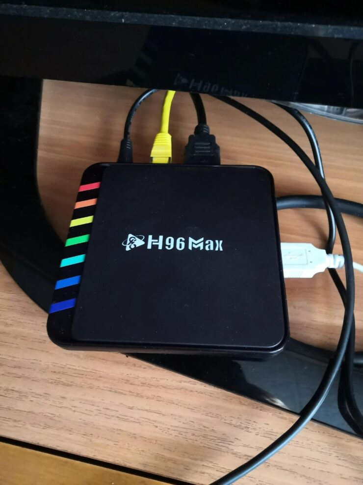 Приставка Смарт ТВ на Андроиде. Приставка компактная и не займет много места возле телевизора. Приставка Смарт ТВ на Андроиде. Приставка компактная и не займет много места возле телевизора. Фото.