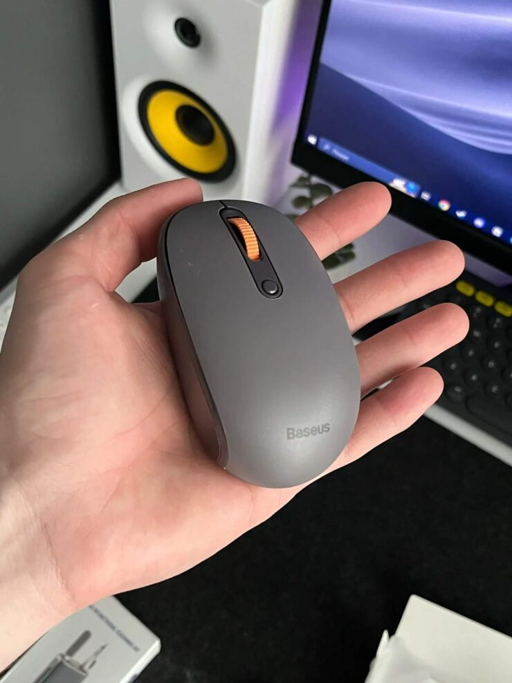 Мышь беспроводная с Bluetooth. С мышью работать с текстом гораздо удобнее. Мышь беспроводная с Bluetooth. С мышью работать с текстом гораздо удобнее. Фото.