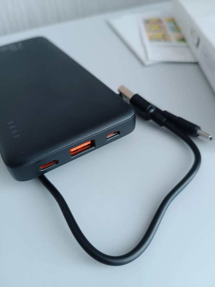 Внешний аккумулятор для телефона. Внешний аккумулятор легко зарядит ваши устройства в дороге. Внешний аккумулятор для телефона. Внешний аккумулятор легко зарядит ваши устройства в дороге. Фото.