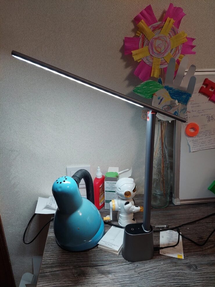 Светодиодная настольная лампа. Лампа очень стильная и не портит любой современный интерьер. Светодиодная настольная лампа. Лампа очень стильная и не портит любой современный интерьер. Фото.