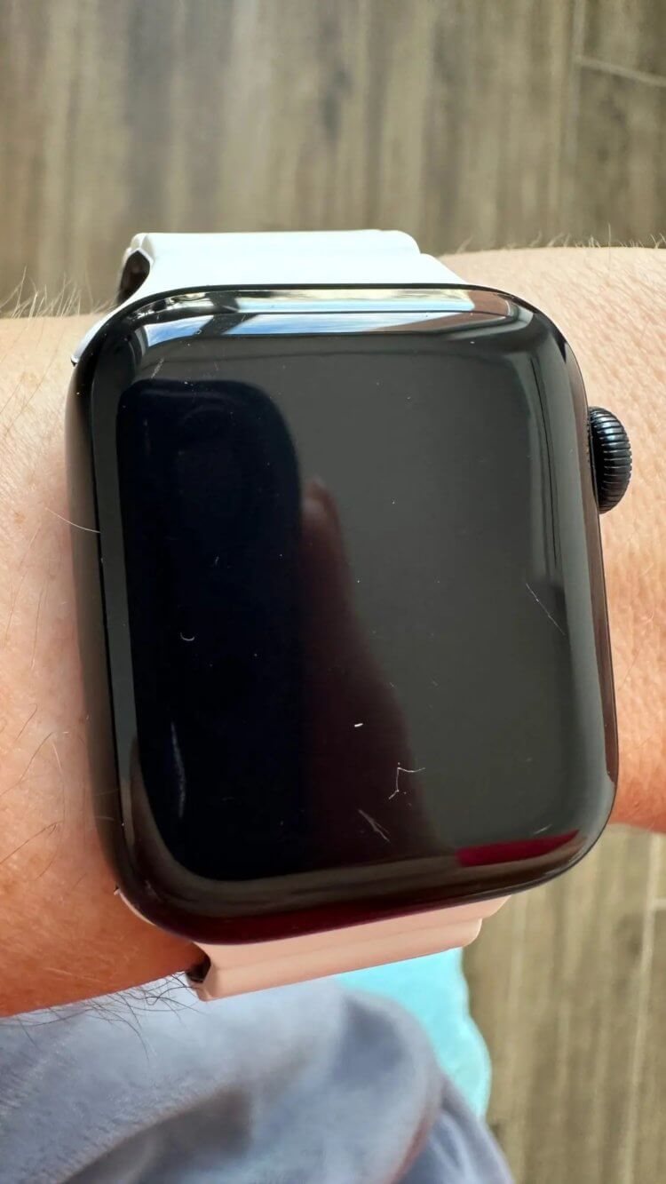 Защитное стекло для Apple Watch. Заметить, что на экране что-то есть, практически невозможно. Фото.