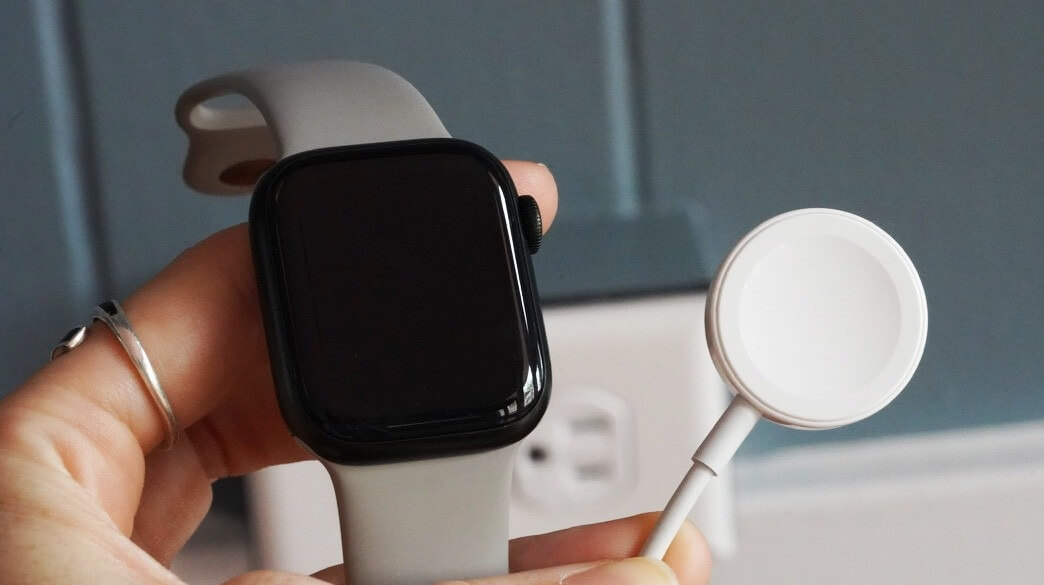 Зарядка для смарт-часов. Практически все умные часы имеют собственную зарядку, и зарядить их обычным USB-C просто не получится. Изображение: androidauthority.com. Фото.