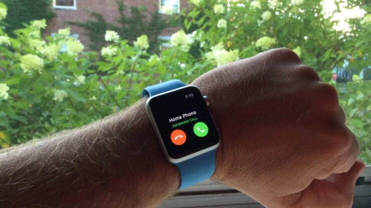 Смарт-часы с функцией звонков. Попробуйте за рулем попасть в кнопку приема вызова. Не самая удобная процедура. Изображение: cnet.com. Смарт-часы с функцией звонков. Попробуйте за рулем попасть в кнопку приема вызова. Не самая удобная процедура. Изображение: cnet.com. Фото.