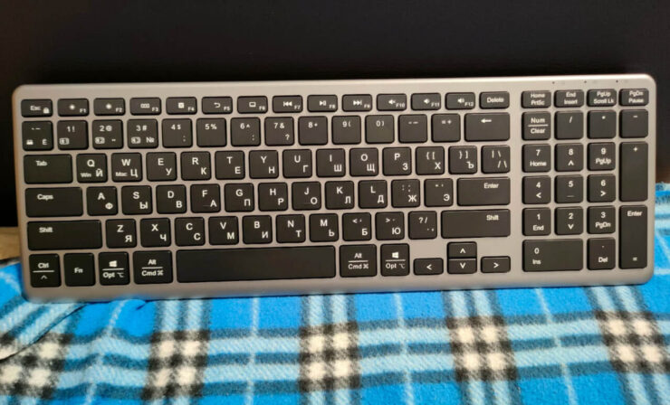 Блютуз-клавиатура с русской раскладкой. Такую клавиатуру можно подключить и к Айфону, и к ПК. Блютуз-клавиатура с русской раскладкой. Такую клавиатуру можно подключить и к Айфону, и к ПК. Фото.