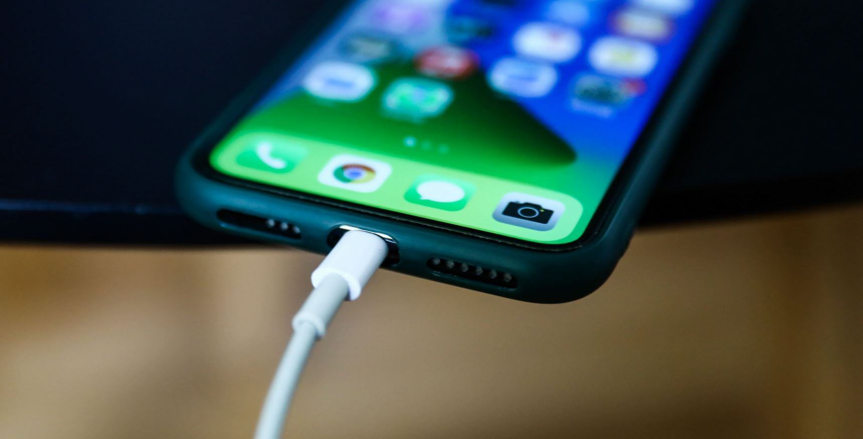 Проводная зарядка для iPhone. Зарядка по кабелю — самый быстрый и надежный вариант. Проводная зарядка для iPhone. Зарядка по кабелю — самый быстрый и надежный вариант. Фото.