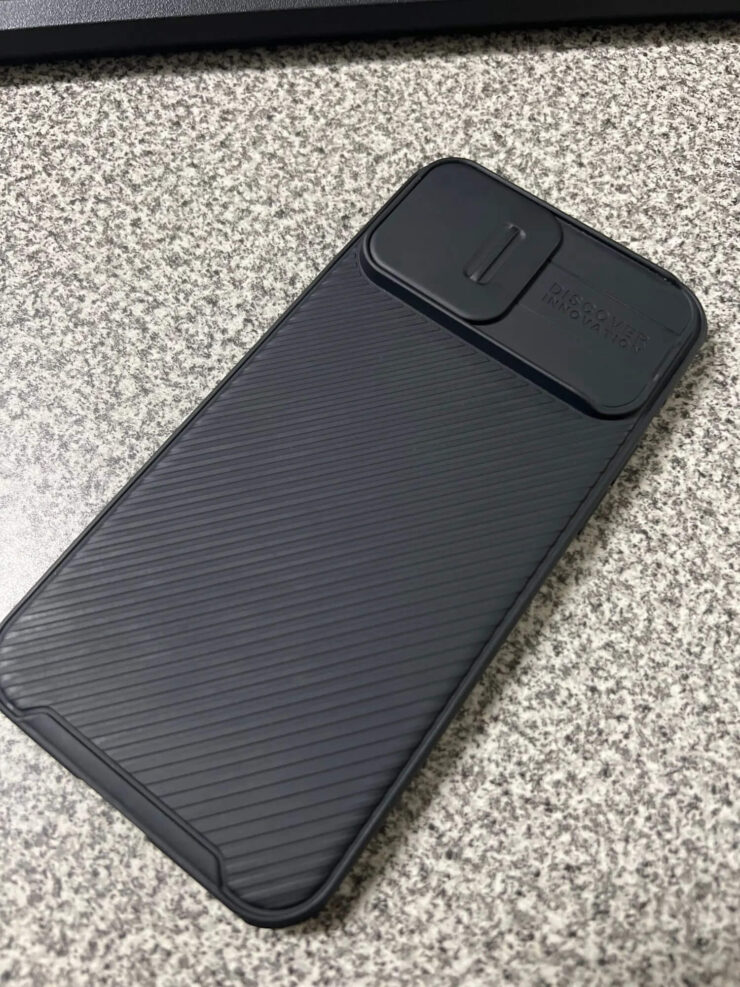 Чехол на Айфон с защитой камеры. Черный чехол наиболее универсальный и подойдет к Айфону любого цвета. Изображение: aliexpress.ru. Фото.