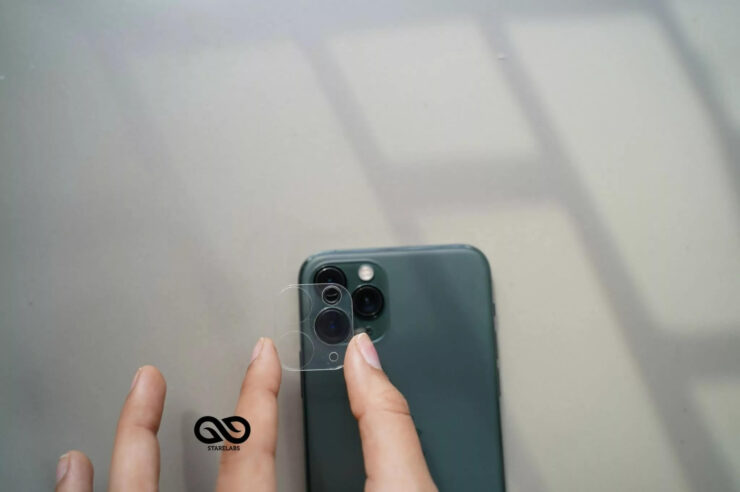 Защита на камеру Айфона. Наклеить стекло на камеру Айфона сможет даже школьник. Изображение: starelabs.com. Фото.