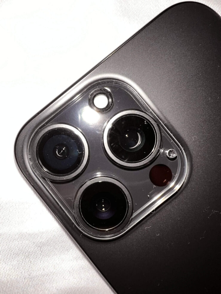 Стекло на камеру Айфона. В некоторых ситуациях стекло на камере Айфона можно даже не заметить. Изображение: aliexpress.ru. Фото.