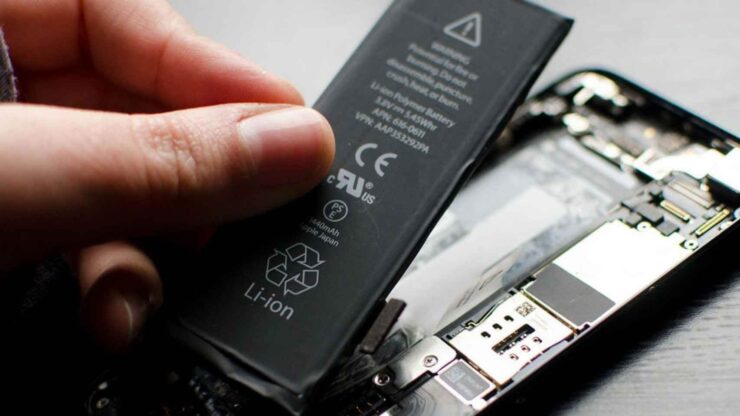 Аккумулятор в Айфоне 16. Емкость аккумулятора и время работы у iPhone 16 Plus точно вызывает много вопросов. Изображение: elespanol.com. Фото.