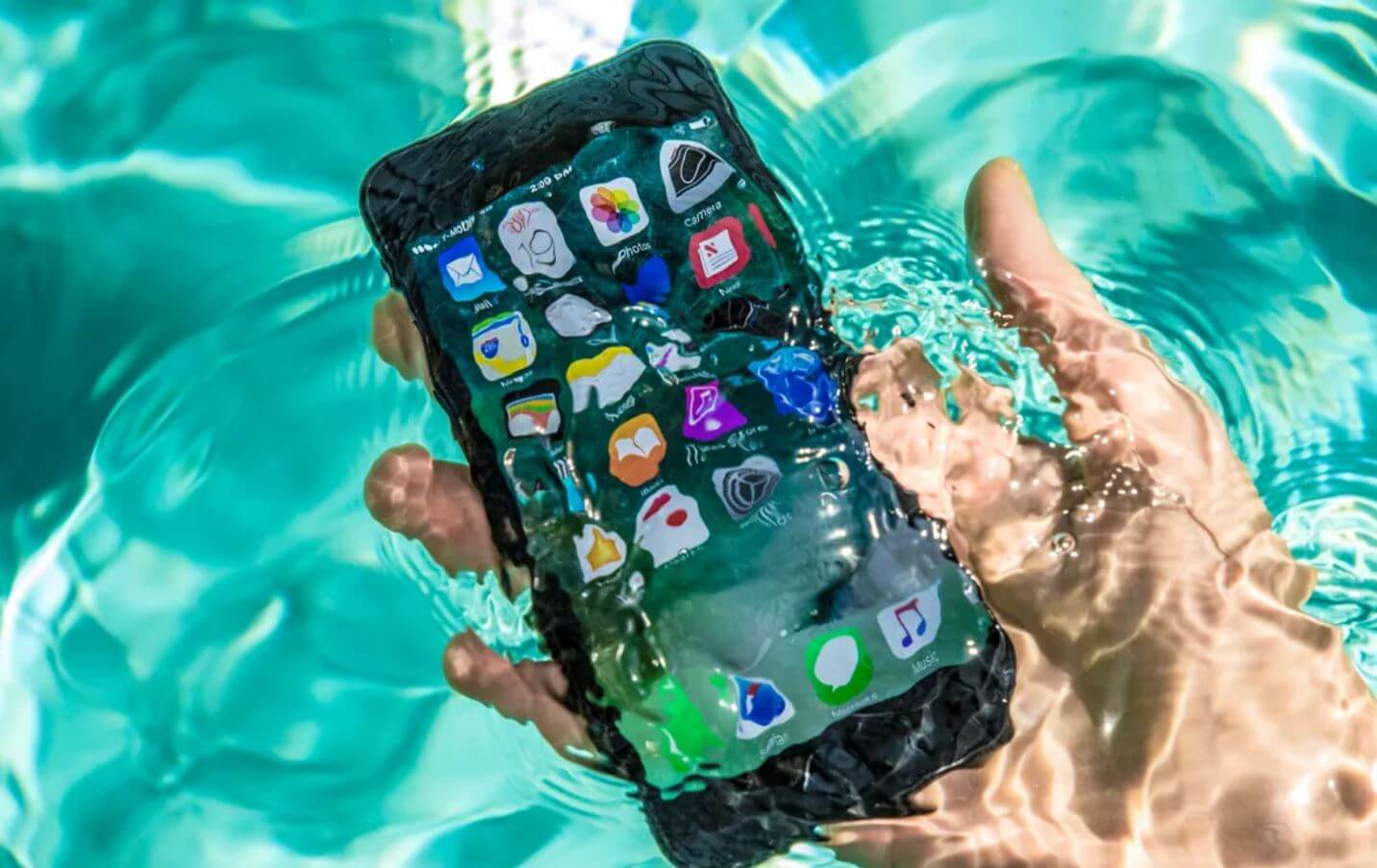 Как нужно ухаживать за Айфоном. Apple объяснила, как поступить, если Айфон упал в воду и намок. Фото.
