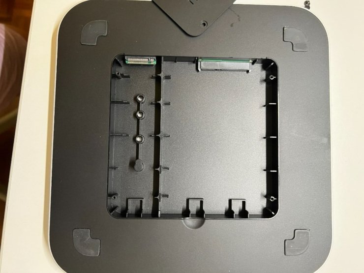 Добавить память в Mac Mini. Места хватит под SSD и жесткий диск. Изображение: carousell.com.hk. Фото.