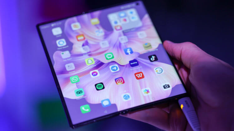 Складной смартфон без складки на экране. У Huawei Mate XS 2 нет складки, но обратиться к Huawei за помощью Apple не может. Складной смартфон без складки на экране. У Huawei Mate XS 2 нет складки, но обратиться к Huawei за помощью Apple не может. Фото.