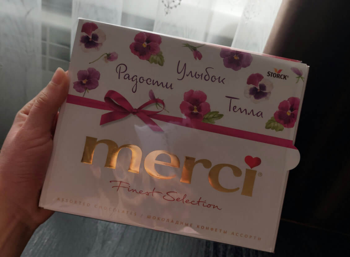 Где купить конфеты Merci дешевле. Эти конфеты можно вручить как отдельно, так и в паре с другим подарком. Фото.