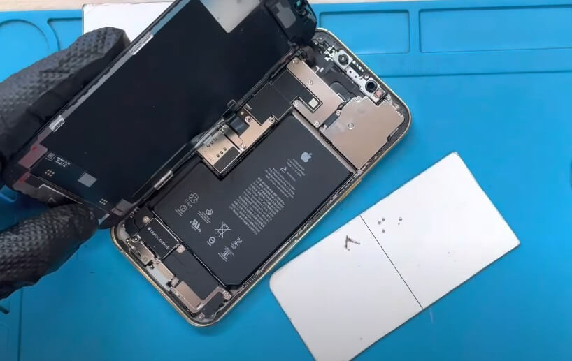 Замена аккумулятора на Айфоне. Если по ощущениям Айфон стал работать значительно меньше, то пора на замену аккумулятора. Изображение: powerfix.by. Фото.