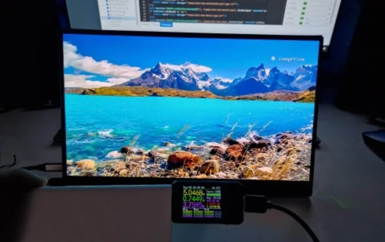Портативный OLED-монитор для компьютера. Картинка на OLED-экранах всегда лучше. Фото.