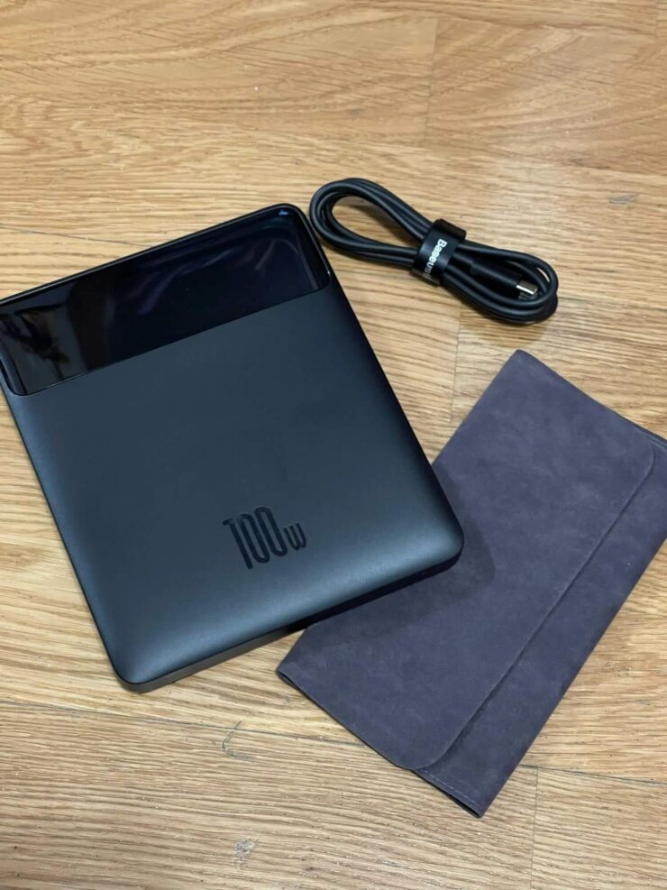 Внешний аккумулятор с быстрой зарядкой. Powerbank больше похож на небольшой планшет. Изображение: aliexpress.ru. Фото.