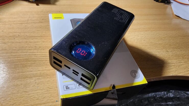 Power Bank на 30 000 mAh. Будьте готовы, что этот внешний аккумулятор придется носить в сумке. Он действительно большой. Изображение: aliexpress.ru. Фото.