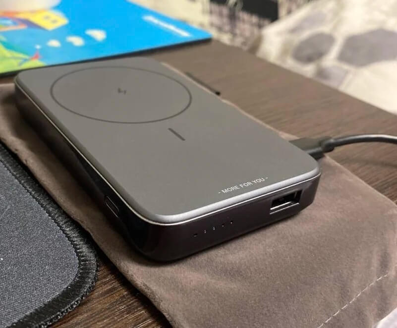 Внешний аккумулятор для Айфона. У UGREEN получился очень стильный внешний аккумулятор. Изображение: aliexpress.ru. Фото.