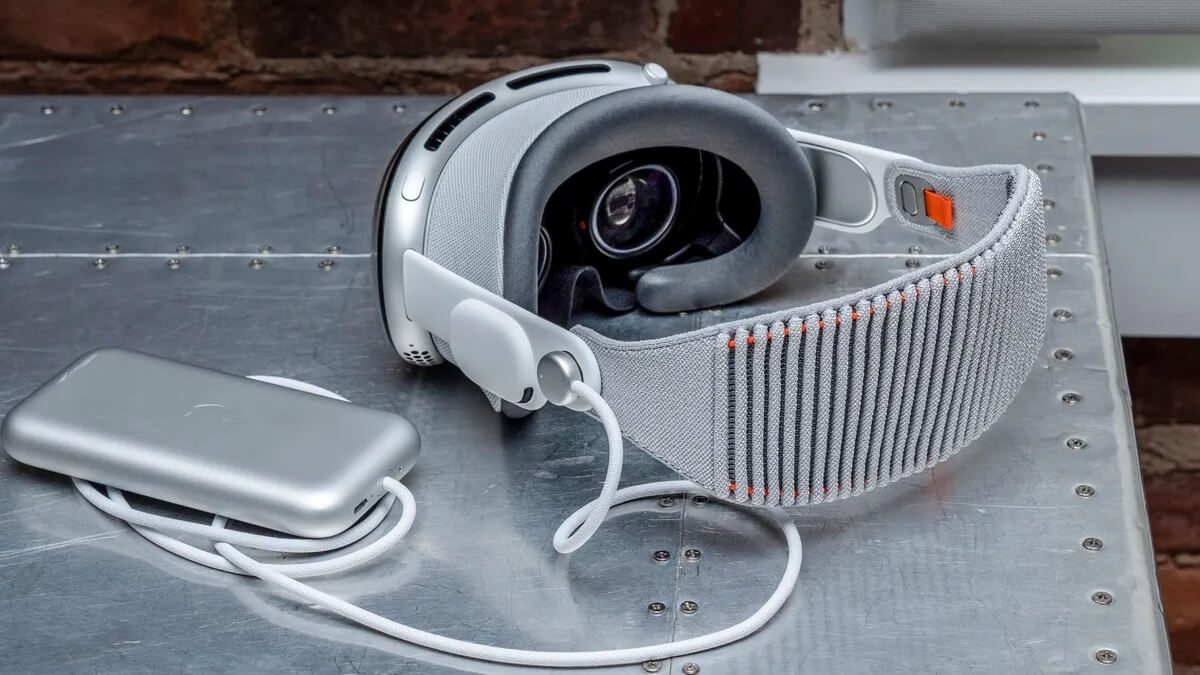 Внешний аккумулятор Apple Vision Pro. Внешний аккумулятор Vision Pro будет сильно мешать использованию. Фото: CNET. Фото.