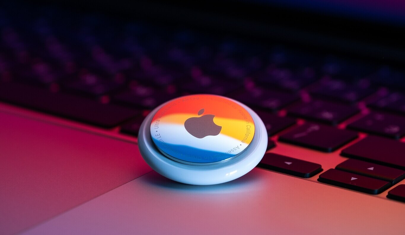 Поисковый трекер Apple AirTag. С AirTag найти потерянные вещи будет значительно проще. Изображение: camslider.ru. Фото.