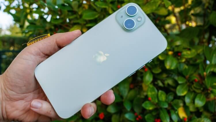 Какой Айфон купить в 2024. iPhone 15 Plus — оптимальный выбор по соотношению цены и качества. Изображение: notebookcheck-ru.com. Какой Айфон купить в 2024. iPhone 15 Plus — оптимальный выбор по соотношению цены и качества. Изображение: notebookcheck-ru.com. Фото.
