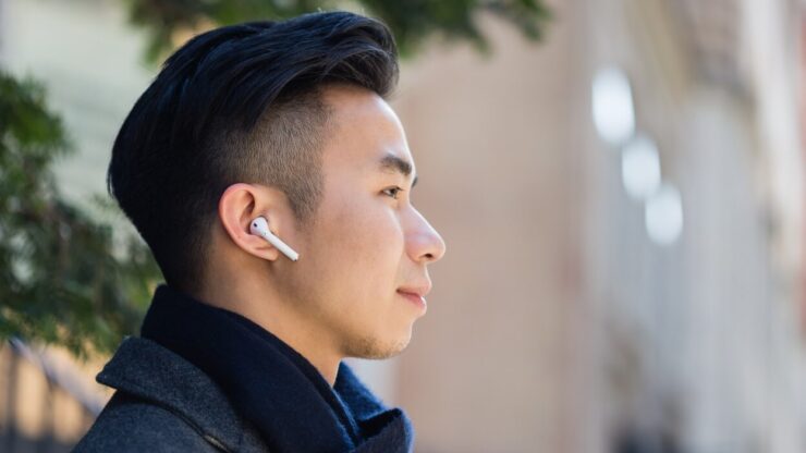 Сколько будут стоить AirPods 4. Apple планирует прекратить продажи AirPods 2 и 3 и заменить их на две модели AirPods 4. Изображение: mashable.com. Фото.