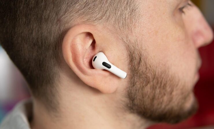 Что нового будет в AirPods 4. Apple планирует укоротить ножку AirPods, мотивируя это более комфортной посадкой в ухе. Изображение: phonearena.com. Фото.