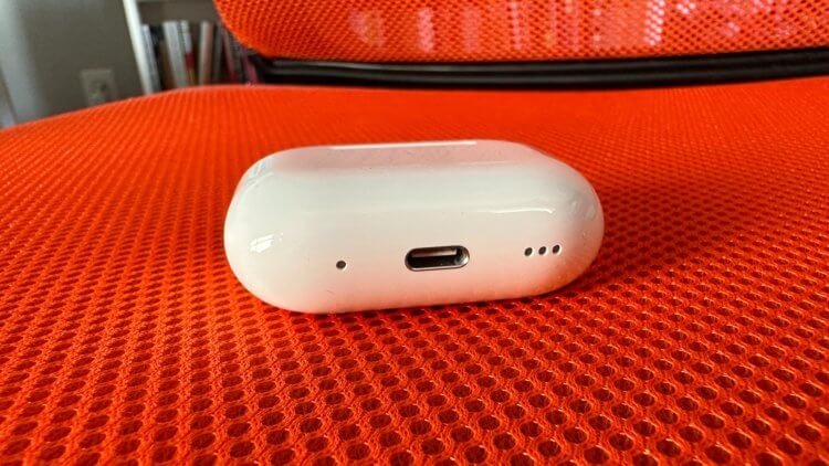 Что нового будет в AirPods 4. На кейсе AirPods 4 появится такой же динамик, как в AirPods Pro 2. Изображение: edition.cnn.com. Что нового будет в AirPods 4. На кейсе AirPods 4 появится такой же динамик, как в AirPods Pro 2. Изображение: edition.cnn.com. Фото.