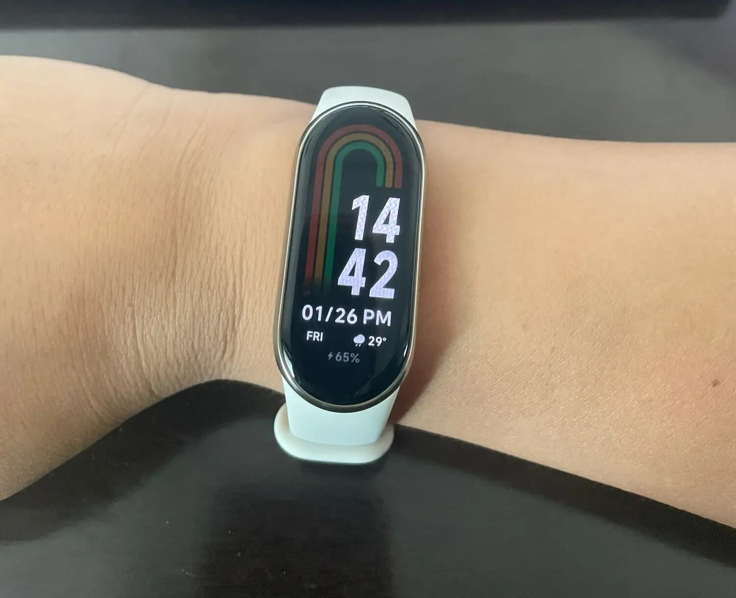 Фитнес-браслет Xiaomi Band. Дисплей у Mi Band к восьмому поколению стал значительно больше. Изображение: aliexpress.ru. Фото.