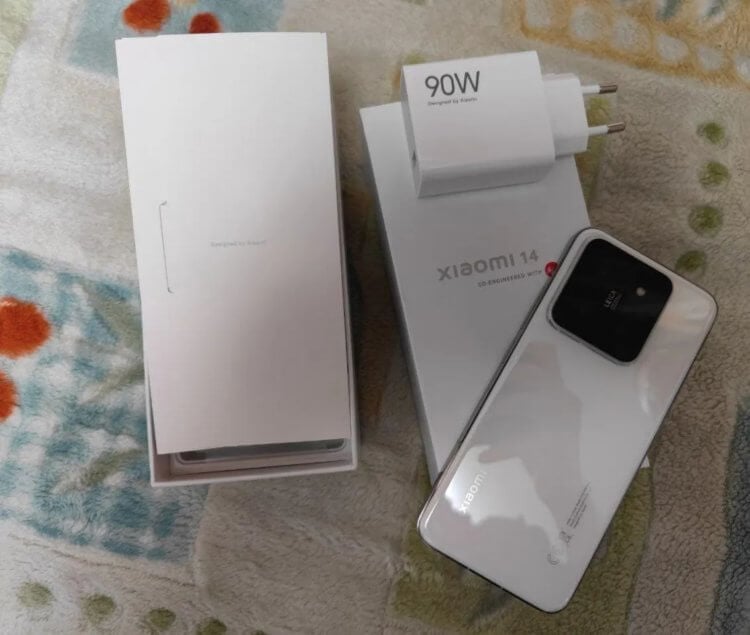 Какой смартфон Сяоми купить. В комплекте с Xiaomi 14 идет даже зарядное устройство. Изображение: aliexpress.ru. Фото.
