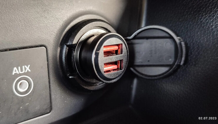 Зарядка в автомобиль для телефона. Блок питания очень компактный и не практически не заметен. Зарядка в автомобиль для телефона. Блок питания очень компактный и не практически не заметен. Фото.