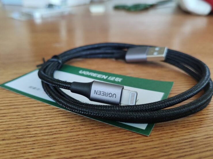 Провод для зарядки Айфона. Кабель прочный и прослужит действительно долго. Провод для зарядки Айфона. Кабель прочный и прослужит действительно долго. Фото.