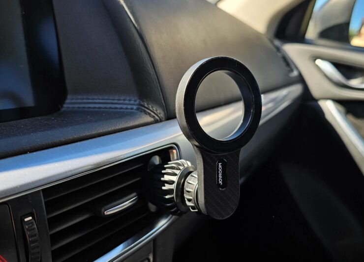 Магнитный держатель для телефона в машину. Примагничиваете смартфон к держателю, и он надежно держится. Магнитный держатель для телефона в машину. Примагничиваете смартфон к держателю, и он надежно держится. Фото.