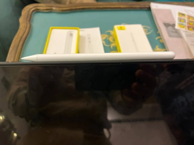 Стилус для Айпада. Стилус даже можно примагнитить к боковой грани планшета. Стилус для Айпада. Стилус даже можно примагнитить к боковой грани планшета. Фото.