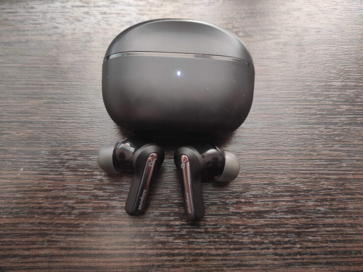 Беспроводные наушники для телефона. Наушники внешне напоминают AirPods Pro. Беспроводные наушники для телефона. Наушники внешне напоминают AirPods Pro. Фото.