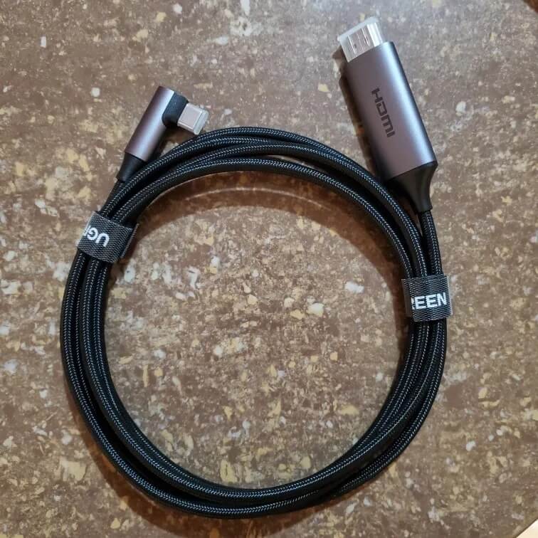 Провод USB-C на HDMI. С таким проводом вы легко подключите Макбук или другой компьютер к телевизору. Фото.