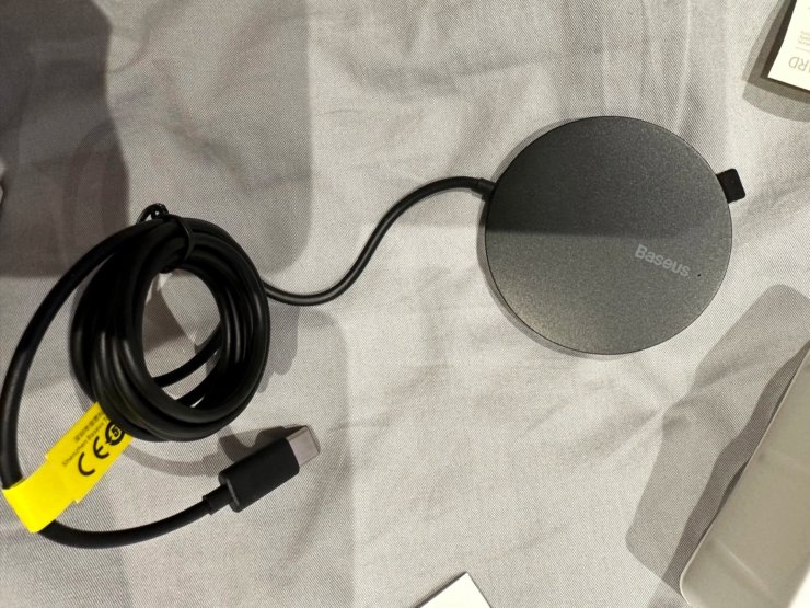 Беспроводная зарядка MagSafe. Можно заказать зарядку в черном цвете. Беспроводная зарядка MagSafe. Можно заказать зарядку в черном цвете. Фото.