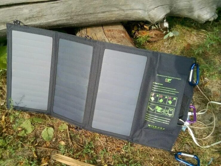 Солнечная зарядка для аккумулятора. Расположите зарядку на солнце и сможете легко зарядить смартфон. Солнечная зарядка для аккумулятора. Расположите зарядку на солнце и сможете легко зарядить смартфон. Фото.