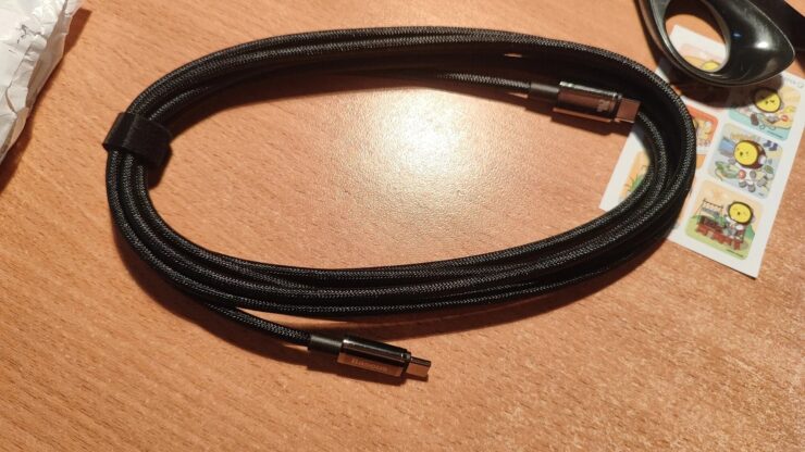 Провод для зарядки телефона. Таким проводом можно легко зарядить не только смартфон, но и компьютер. Провод для зарядки телефона. Таким проводом можно легко зарядить не только смартфон, но и компьютер. Фото.