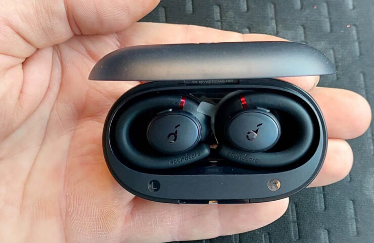 Наушники для занятий спортом. Крепления не позволят наушникам выпасть у вас из ушей. Наушники для занятий спортом. Крепления не позволят наушникам выпасть у вас из ушей. Фото.